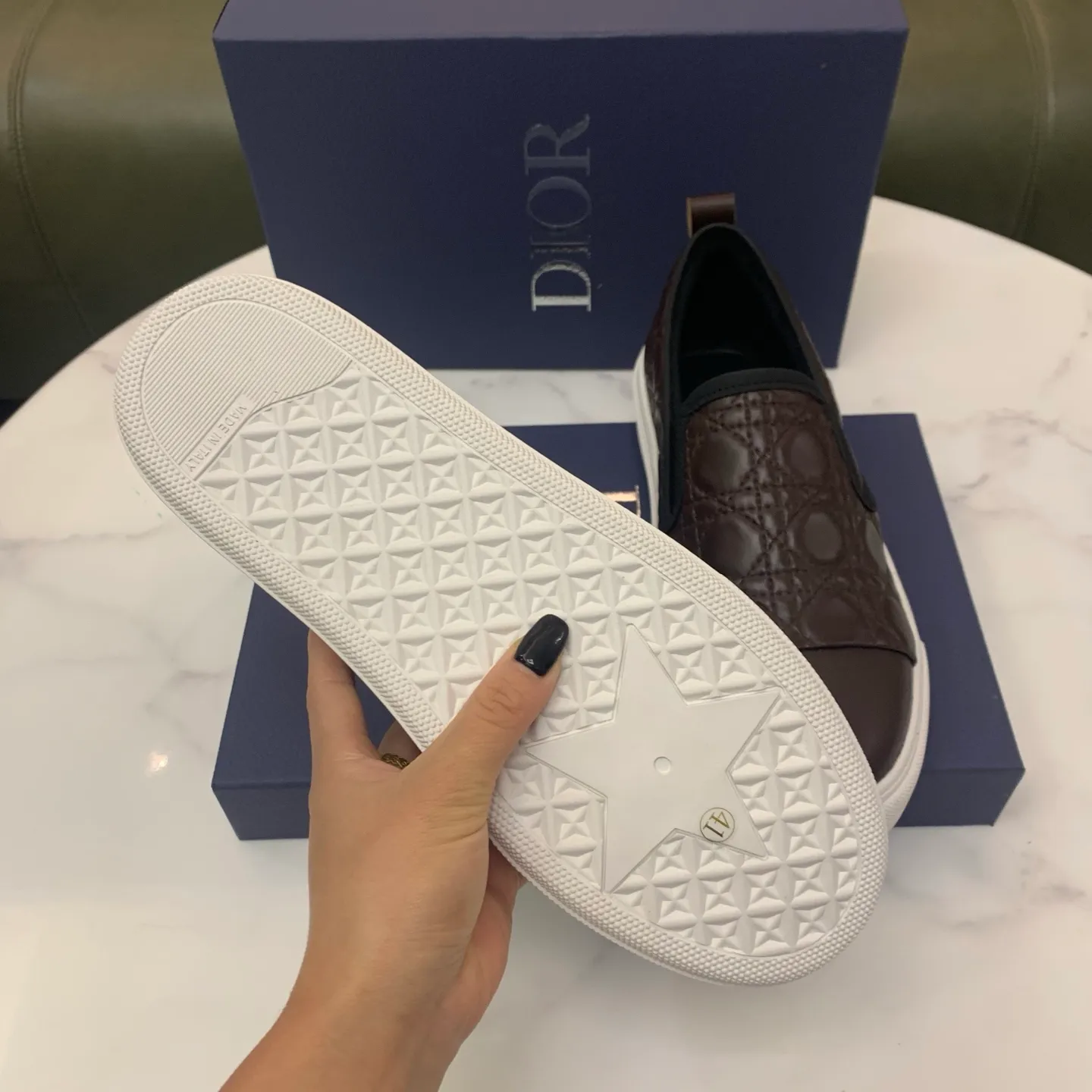 Men's men's shoes 💰400 [New style] 🧁🧁 Dior (velvet lining and leather lining are preferred when ordering) D's new product is on the market, full first-layer calfskin with embroidered classic diamond pattern D's craftsmanship, high-end and classy, ​​comfortable on the feet, versatile to wear, full of three-dimensional sense, available in 4 colors: black, coffee, gray and khaki, size: 39-44 (45 can be customized, cannot be returned)